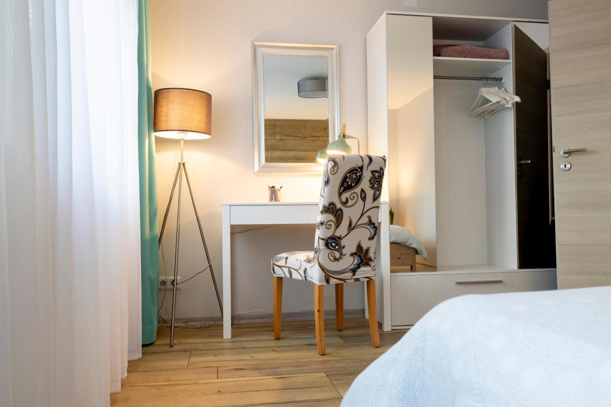 Design Apartment- 24H Self-Check-In - Bis 4 Pers - Parkplatz - Wifi - Balkon -Terrasse - In Direkter Weihernaehe - Radwege Schiffweiler Exterior photo